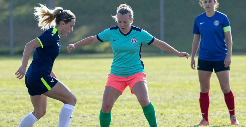Hợp đồng bóng ma giữa mùa giải V.League: Phiên chợ họp lúc hai giờ sáng