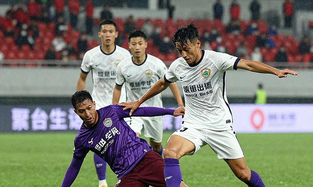 Cú đá hai lần của Tấn Sinh và lỗ hổng định nghĩa của V-League Cú đá hai lần của Tấn Sinh và lỗ hổng định nghĩa của V-League