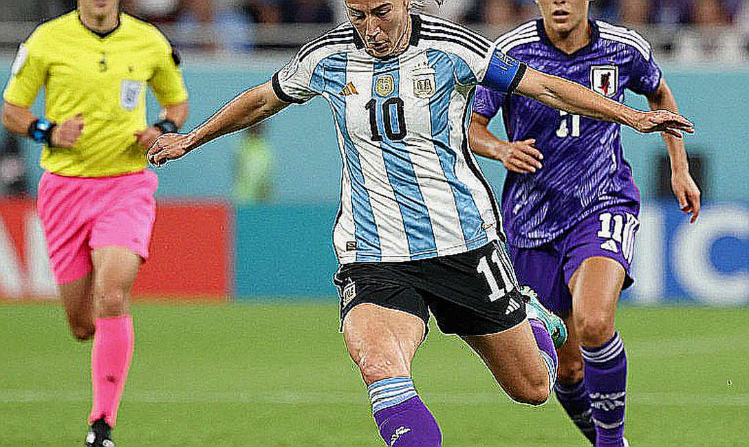 Dagoberto Espinoza rời sân ở phút 26 trong Clásico Joven: América và bài toán đầu gối trái chưa từng khép lại