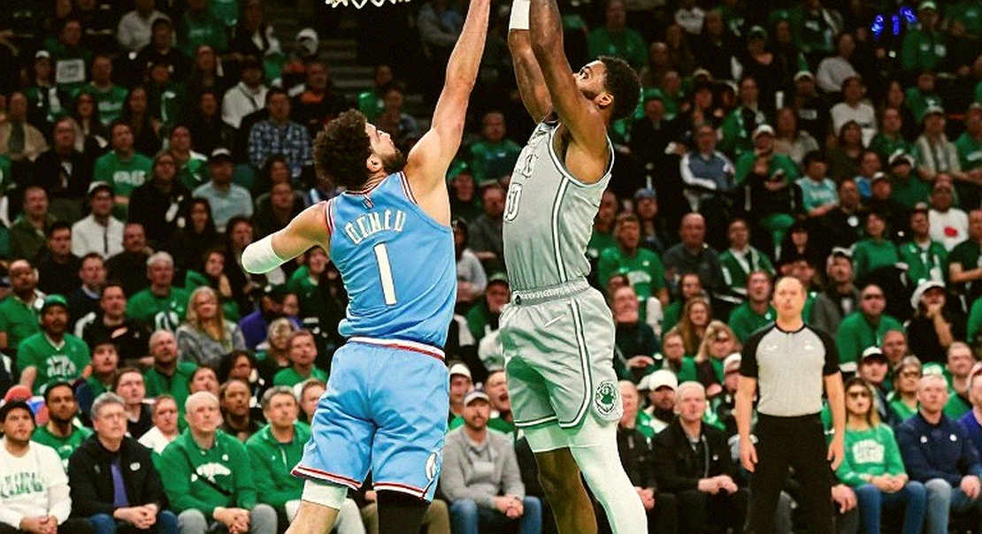 Bắp chân của Tobias Harris và hai lá cờ đỏ trong bản tin khai mạc NBA Bắp chân của Tobias Harris và hai lá cờ đỏ trong bản tin khai mạc NBA