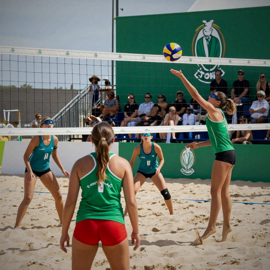 Nebraska Quét Sạch Creighton 3-0, Lập Kỷ Lục Khán Giả Sân Nhà Nebraska Quét Sạch Creighton 3-0, Lập Kỷ Lục Khán Giả Sân Nhà