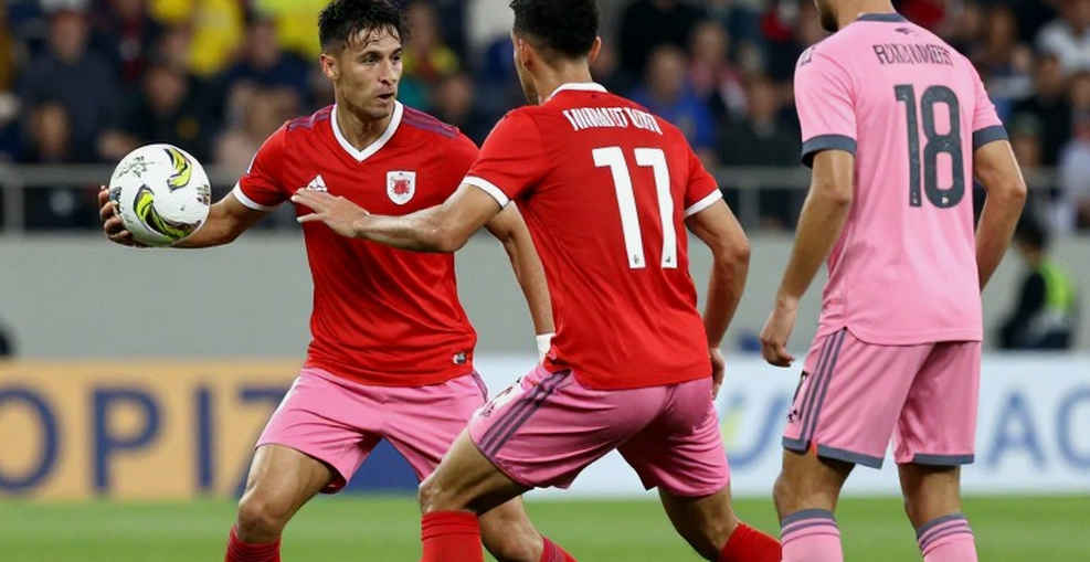 Bóng đá Việt Nam giữa hai mùa giải: Từ đêm Bangkok đến sân vắng V.League