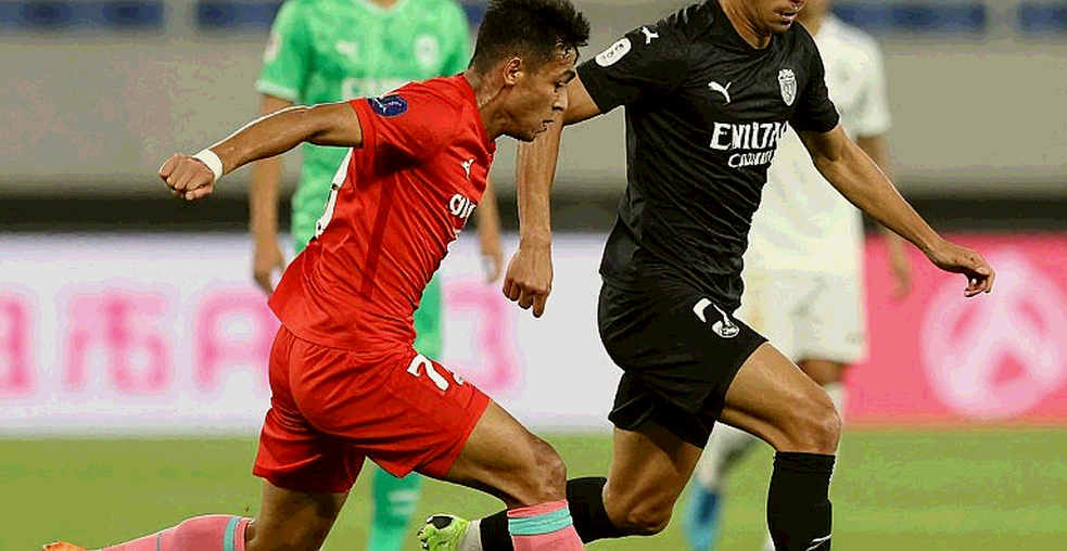 Davies, Kane và cú lừa vị trí ở Allianz: khi bàn thắng che khuất hóa đơn phòng ngự