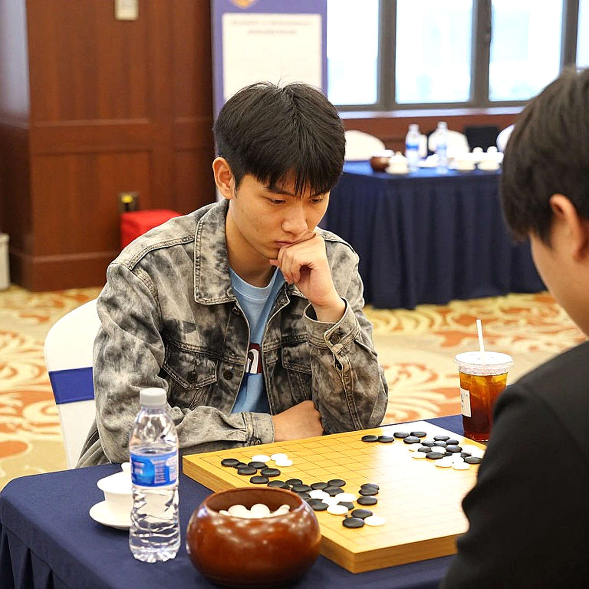 Vua đi dạo ở Olympiad: Sarana, Sveshnikov và bài học 5.e5 chảy xuống sân câu lạc bộ Vua đi dạo ở Olympiad: Sarana, Sveshnikov và bài học 5.e5 chảy xuống sân câu lạc bộ