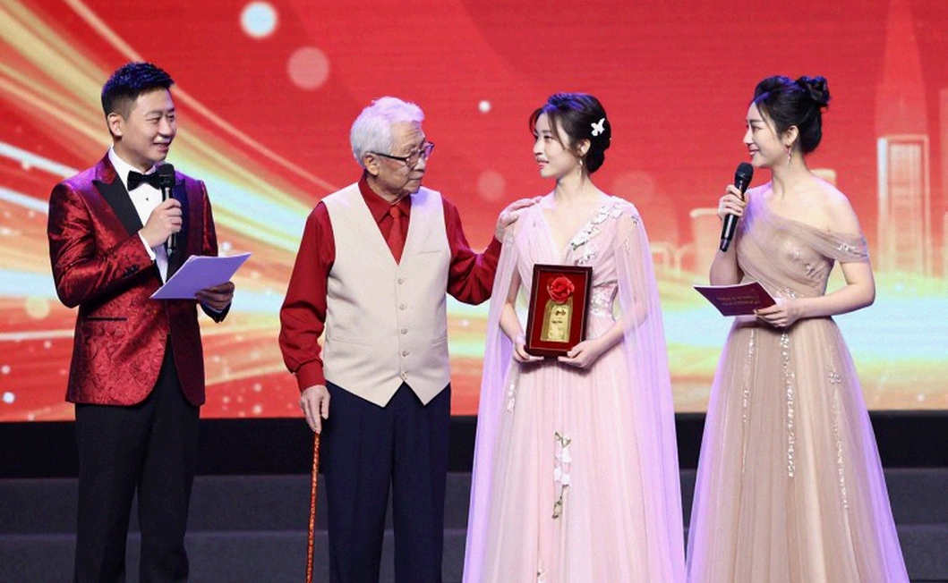 Dương Thúy Vi, huy chương đồng 0,133 điểm và bản đồ cơ thể tuổi 33 Dương Thúy Vi, huy chương đồng 0,133 điểm và bản đồ cơ thể tuổi 33