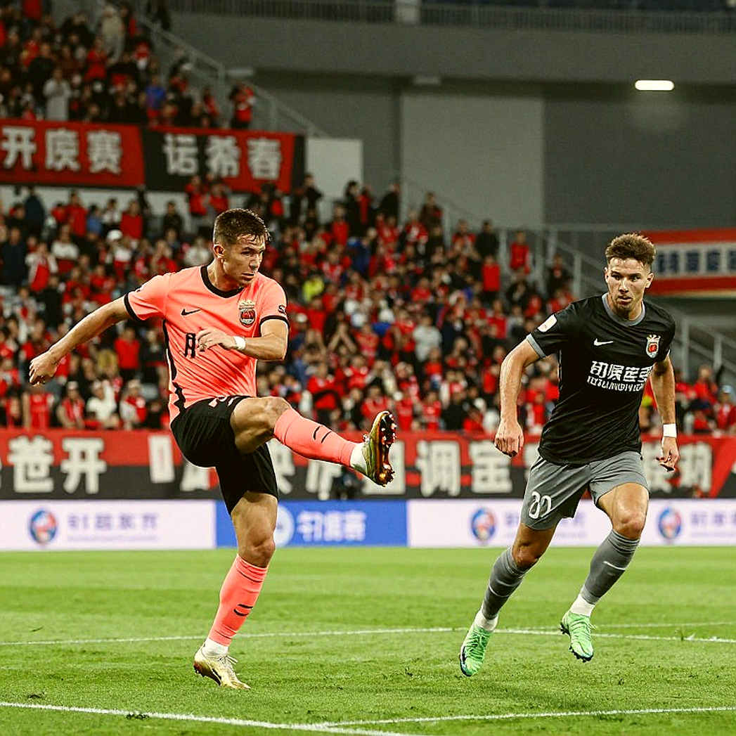 Bóng đá Việt Nam giữa nhịp chuyển mình: V.League 1, đội tuyển và khát vọng châu lục Bóng đá Việt Nam giữa nhịp chuyển mình: V.League 1, đội tuyển và khát vọng châu lục