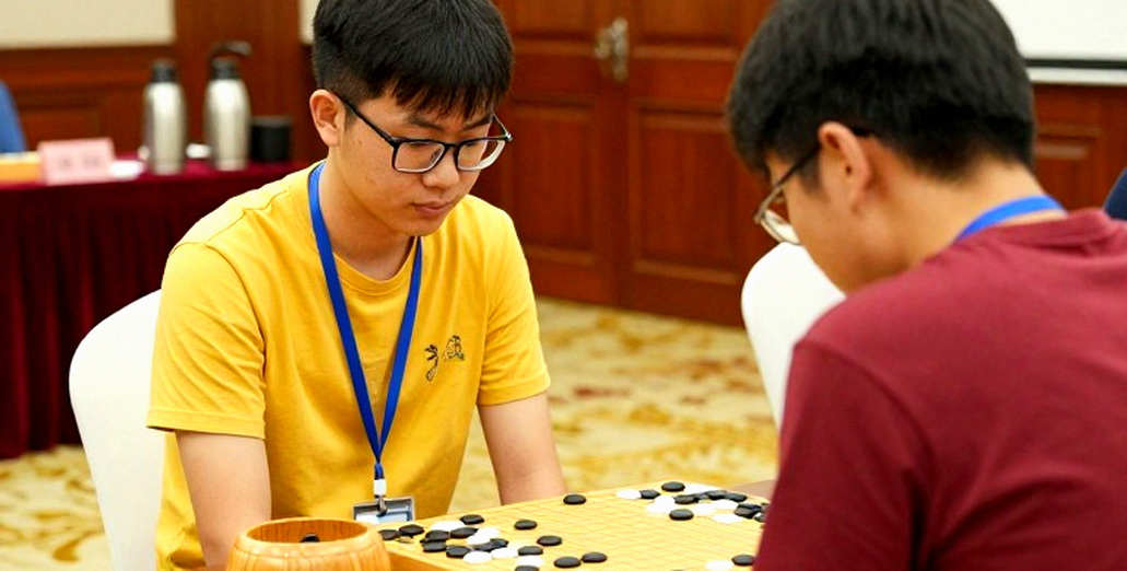 Hai hạt giống hàng đầu của Atyrau Masters gục ngã ở vòng mở màn: đọc tín hiệu giữa một dòng tin ngắn