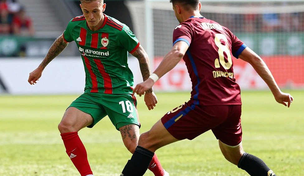 Vietnamese Football and the Data Challenge: When Analysis Is 'Left Blank'
