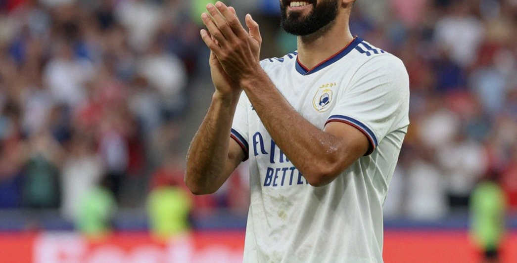 Luis Figo và cuộc đấu giá ký ức: Khi huyền thoại Real Madrid trở thành món hàng trưng bày Luis Figo và cuộc đấu giá ký ức: Khi huyền thoại Real Madrid trở thành món hàng trưng bày