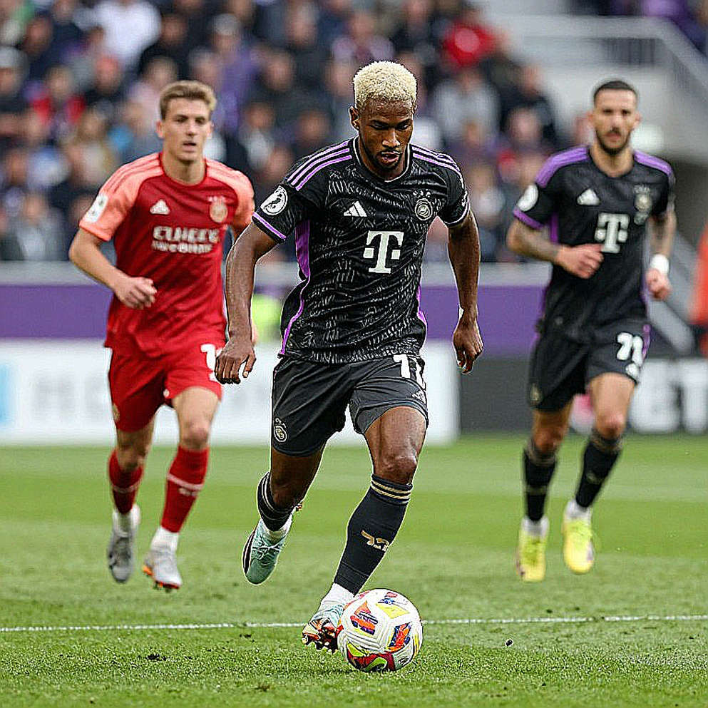 Chiếc áo "Leo Jr" của Leo Artur: người cha viết tên con lên lưng áo giữa đêm Champions League châu Á