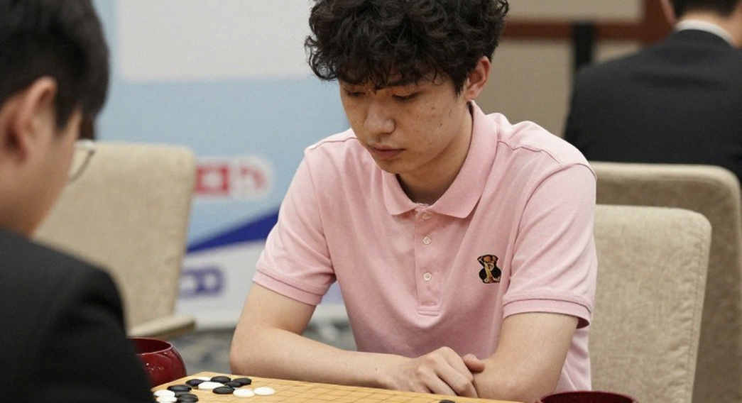 Chín Trận 4-0 Ở Samarkand Và Một Trang Quảng Cáo: Khi Bảng Điểm Che Mất Câu Chuyện Cờ Vua