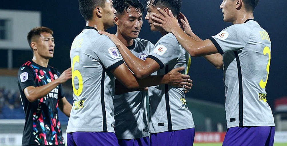 Ba trung vệ ở V-League: tấm khiên của huấn luyện viên trước nỗi sợ mất ghế Ba trung vệ ở V-League: tấm khiên của huấn luyện viên trước nỗi sợ mất ghế