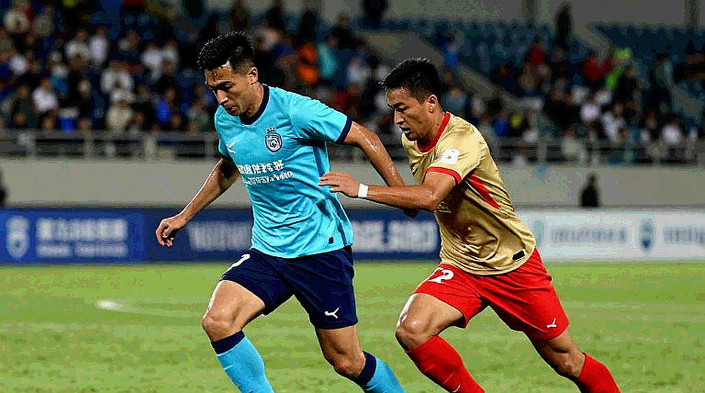 Ait-Nouri và bài toán hậu vệ trái của Manchester United: Khi sự vội vã đối đầu với lòng kiêu hãnh